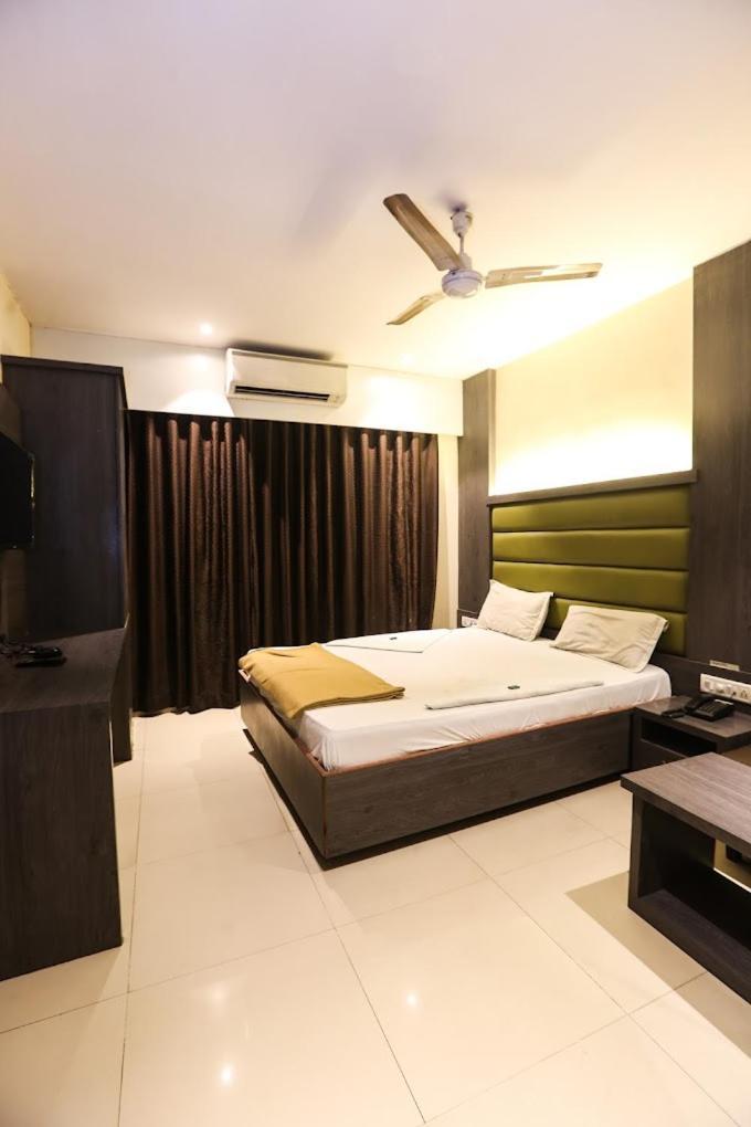 Hotel Sahara Lodging & Boarding à Mira-Bhayandar Extérieur photo